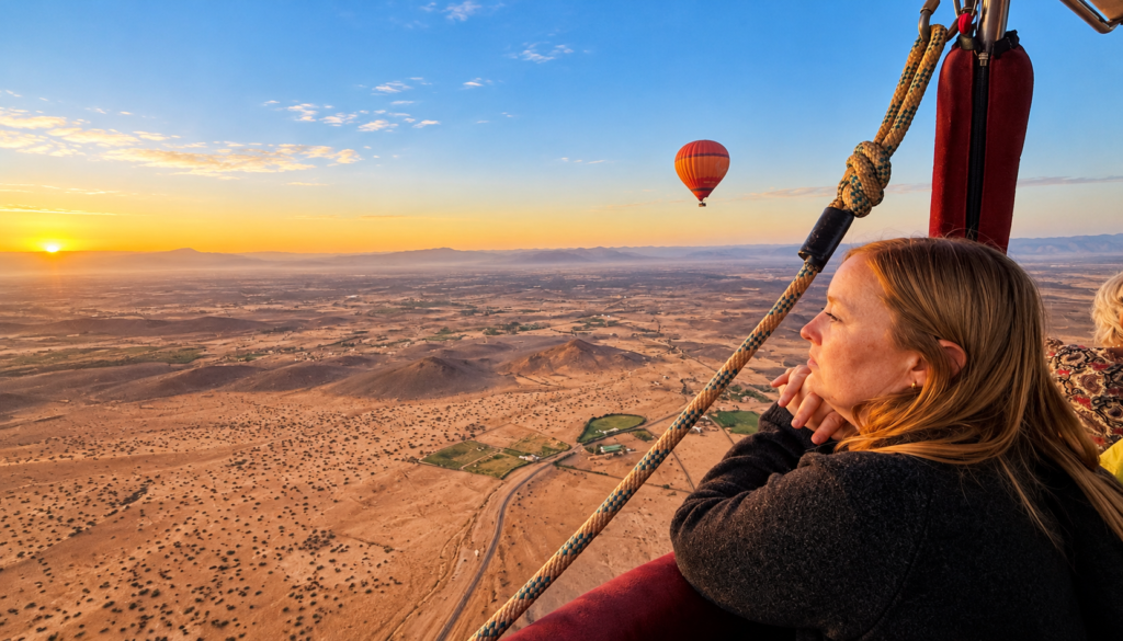 Aube en montgolfière au-dessus du désert