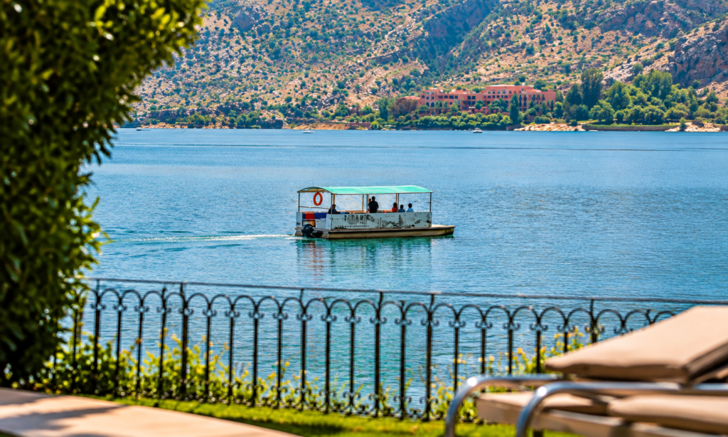 Paisible balade en bateau sur le lac